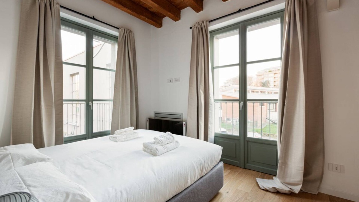 Barona Apartment | The apartment is located on the first floor of a building overlooking the large communal garden. Located in the Barona area, you can find free street parking nearby! Pay attention to the opening/closing time of the shopping mall car park as it is not acc