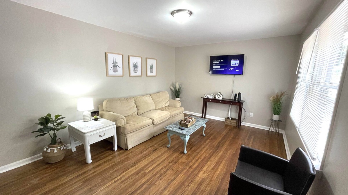 Center Point House | The Argonne/Stylish Contemporary Comfortable