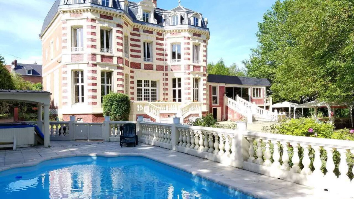 Charmes House | The artistic castle