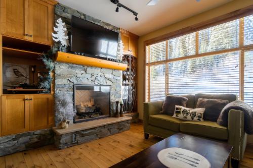 Big White Ski Resort Ski Chalet | The Aspens 5 w/Hot Tub