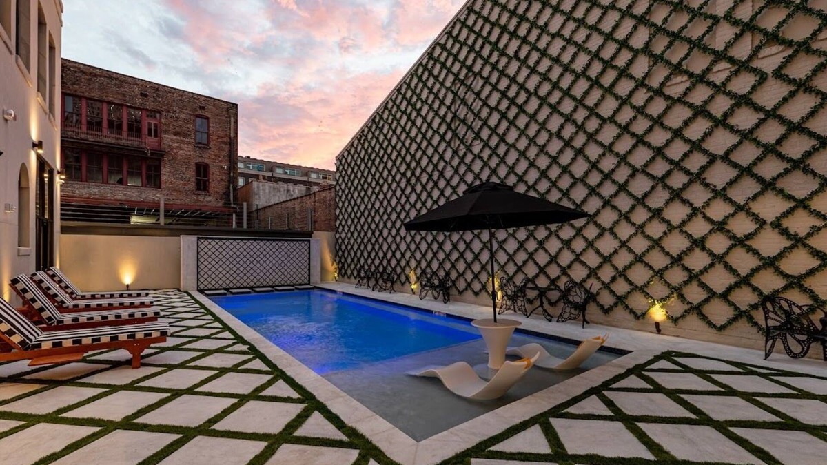Central Business District Hotel | The Avenue All King Beds Heated Pool