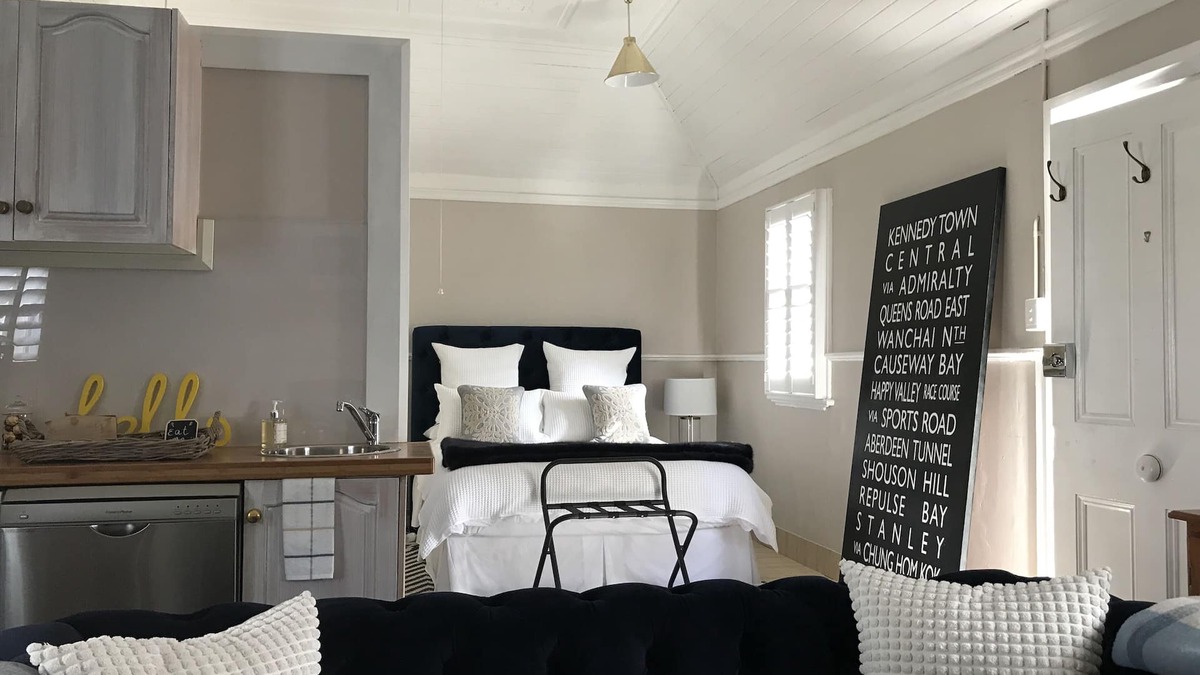 Armidale House | The Bakers Cottage - only a few minutes walk to pubs, restaurants & cafes