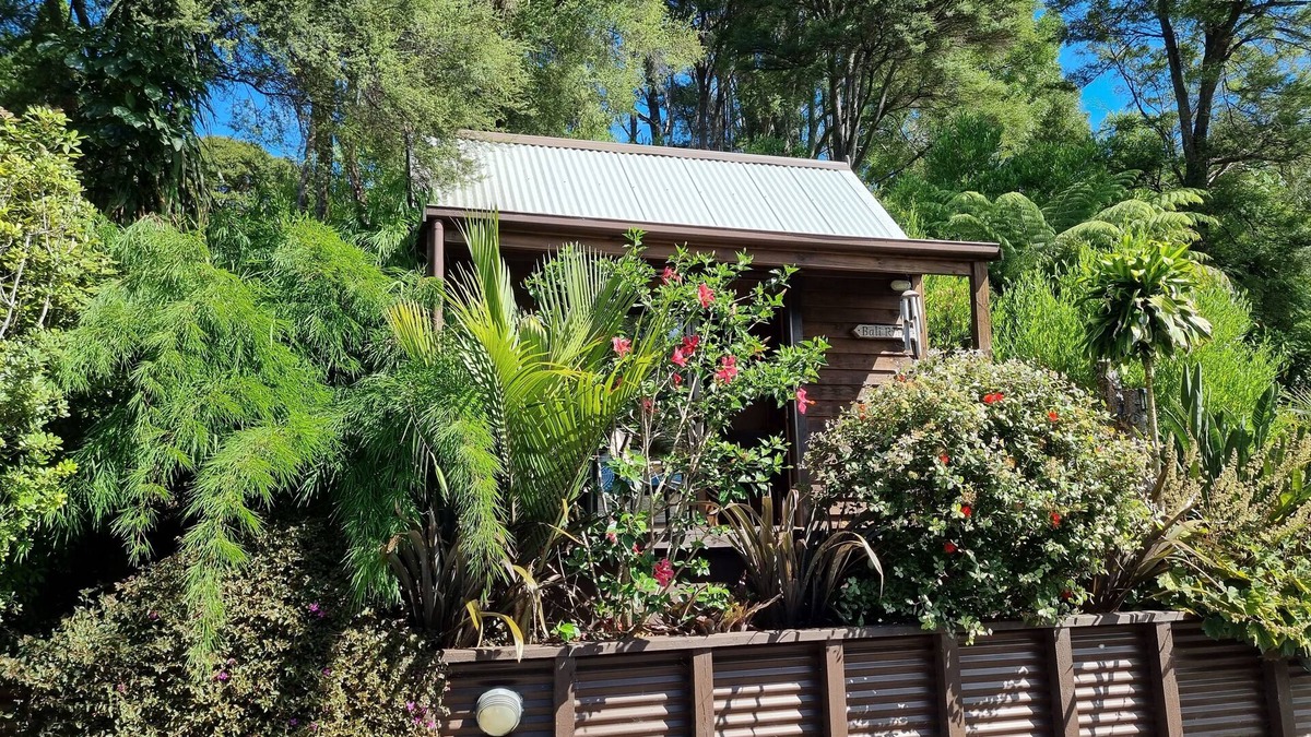 Coromandel Cabin | The Bali Room-Part of Coromandel Eco Sanctuary. Pet Friendly/Wi-Fi/Chimenea Fire
