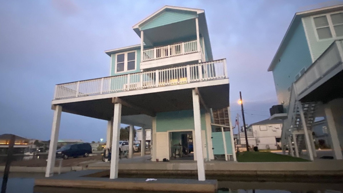 Jamaica Beach House | The Barefoot Pelican -Sunset Views on water- 5 minutes from beach- great fishing