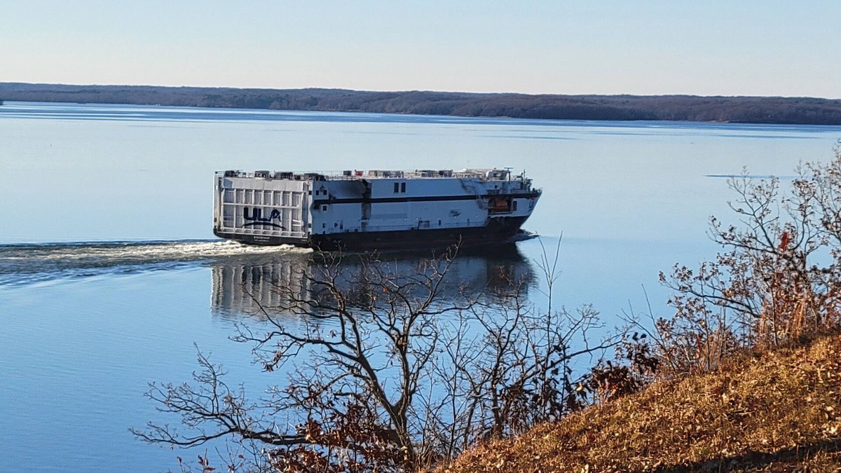Dover House | The Barge Inn has amazing views of beautiful Kentucky Lake.