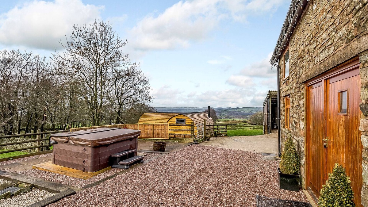 Leek House | The Barn at Brambles Farm - Sleeps 6, Hot Tub