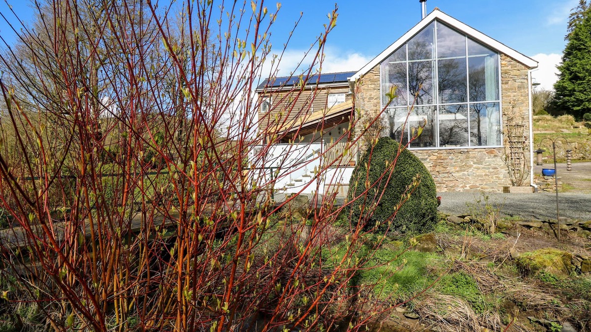 Llandrindod Wells Cottage | THE BARN AT GLANOER, pet friendly, with open fire in Hundred House
