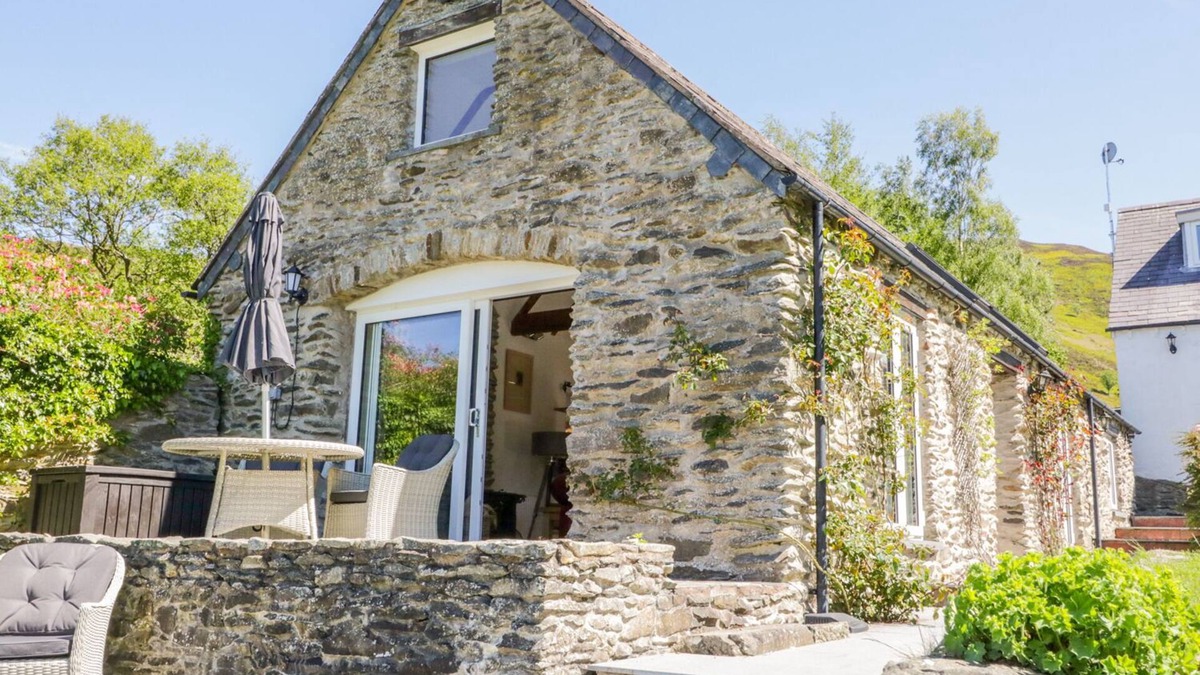 Graigfechan Cottage | THE BARN AT WAEN Y FFYNNON, pet friendly, with open fire in Ruthin