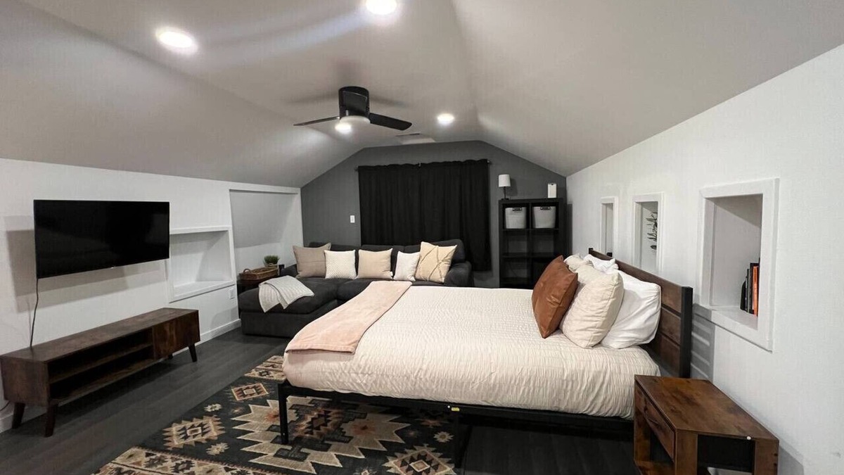 Snoqualmie House | The Barn ~Cozy escape & walking distance to town!