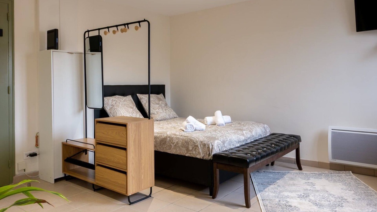 Sable-sur-Sarthe Apartment | The Baroque Room ~ Autonomous Arrival