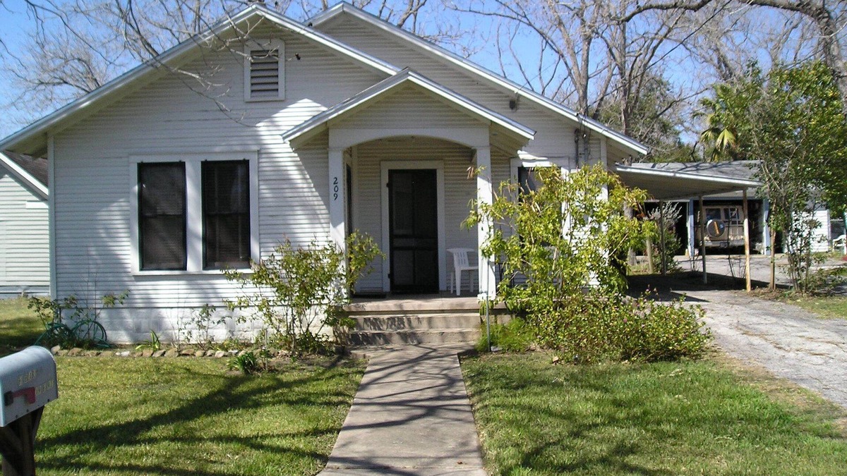Shiner House | The Barta bungalow in Shiner