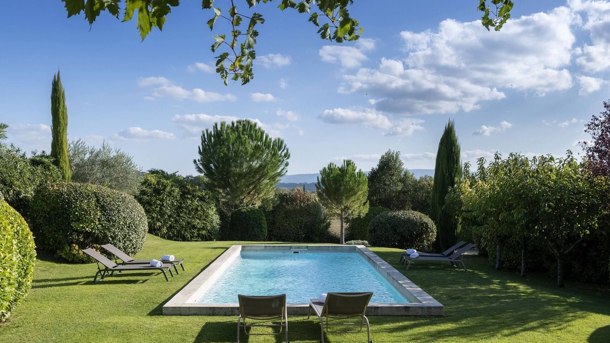 Joucas House | The bastide villa with private garden and pool