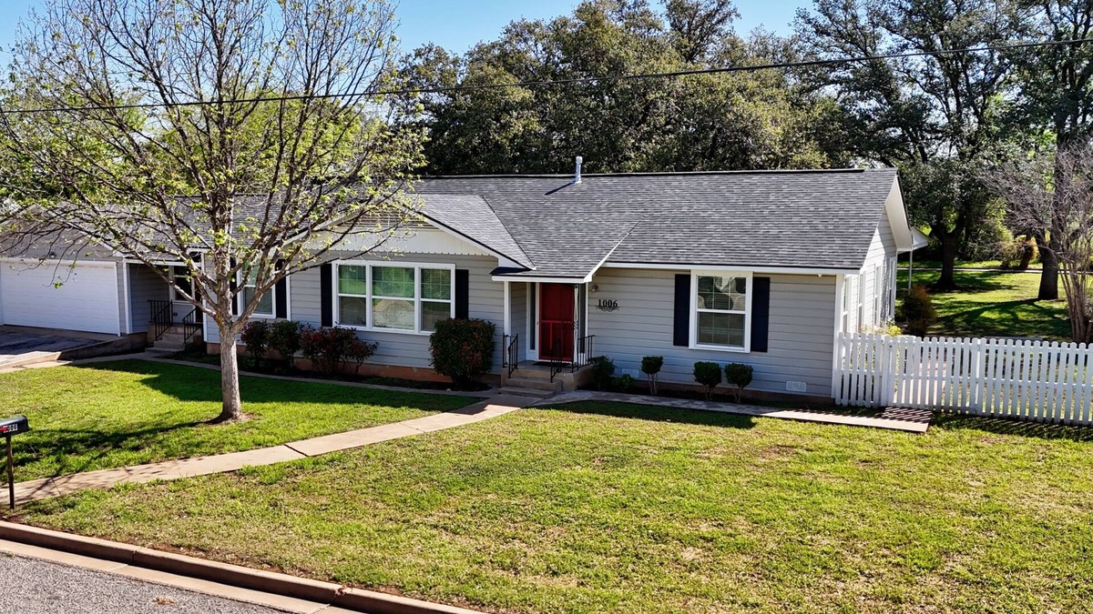 Llano House | The Bayley House, The Bayley House - Large Home on 1/2 Acre in Llano
