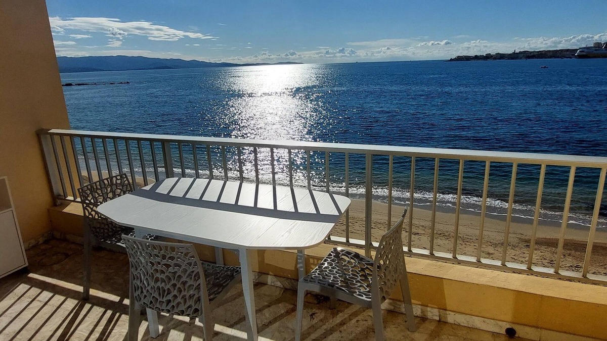 Le Ricanto Apartment | The beach at your feet, magnificent view of Ajaccio, for 2 people, air-conditioned