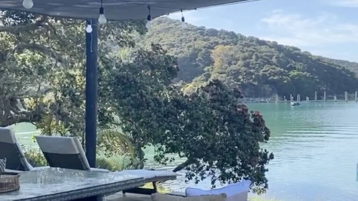 Parekura Bay House | The Beach House - Russell - You can not get any closer to the water!