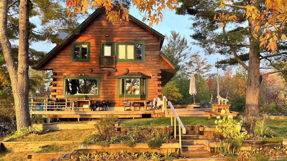 Pontiac Ski Chalet | The Beacon - Lakefront Log Home for Families, a quiet summer or winter paradise!