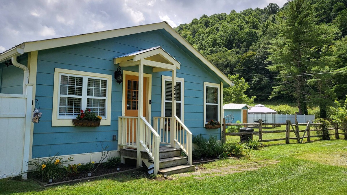 Vilas Cottage | The Bean Cottage. Less than five miles to downtown Boone. Easy access.