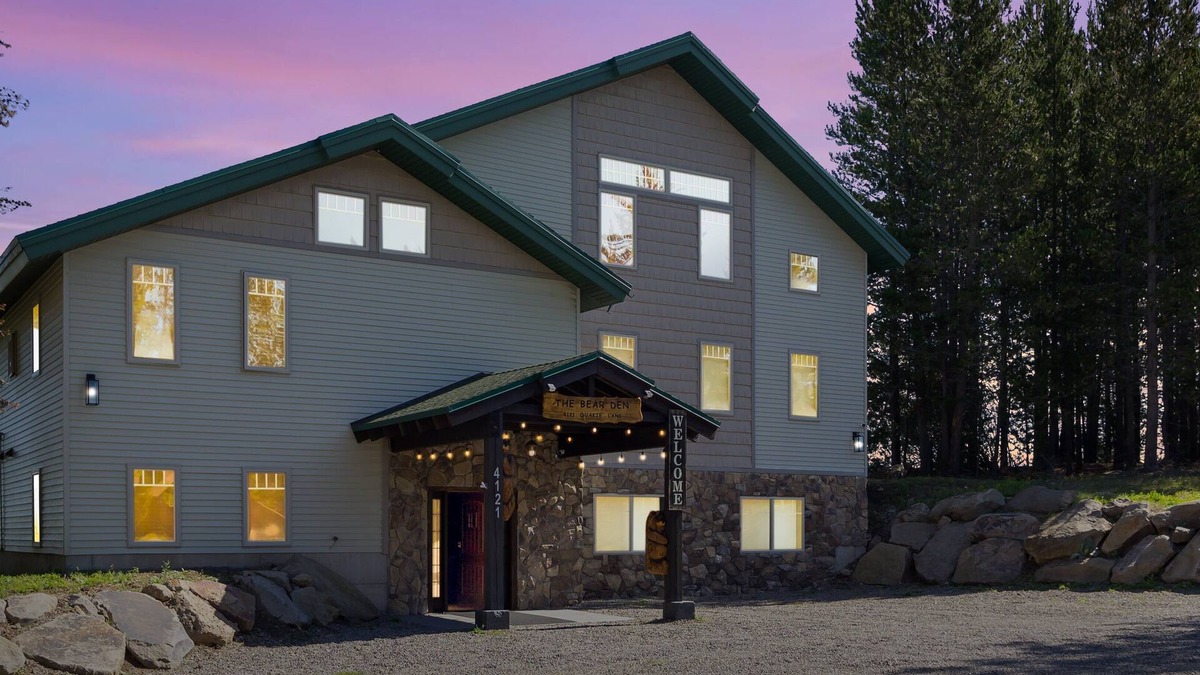 Island Park House | The Bear Den,9Br/8Ba,Sleeps 34,Hot tub,BBQ,Firepit,WIFI,20m 2 YNP,Mountain Views