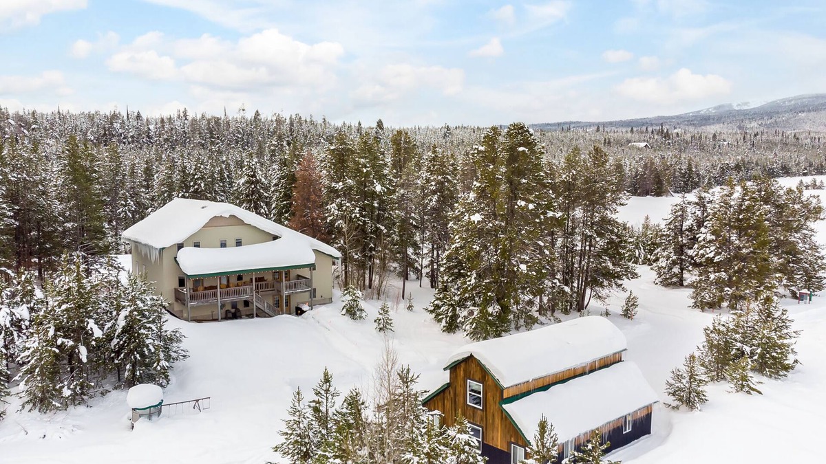 Island Park Cabin | The Bear Den Bundle-12Br-10Ba-Sleeps 42-BBQ-FirePit-Hot tub-20m 2 YNP-Extra Parking-Mountainviews