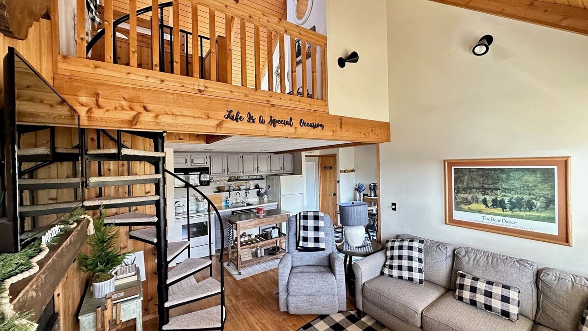 Davis Cabin | The Bear Lair-Cozy Retreat-Close to 2 Ski Resorts-Central Heating and AC