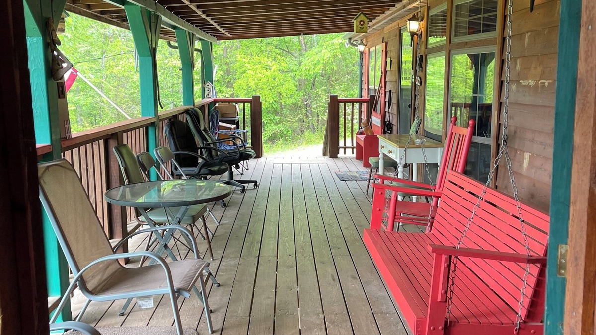 Newport Cabin | The Bears Den is a quiet cabin 30 miles from Gatlinburg and Pigeon Forge, TN.