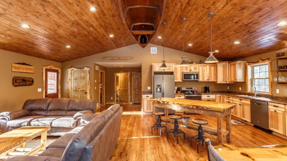 Wisconsin Dells Cabin | The Beautiful Whitetail Ridge-Luxury 5BR Cabin, Just minutes from downtown