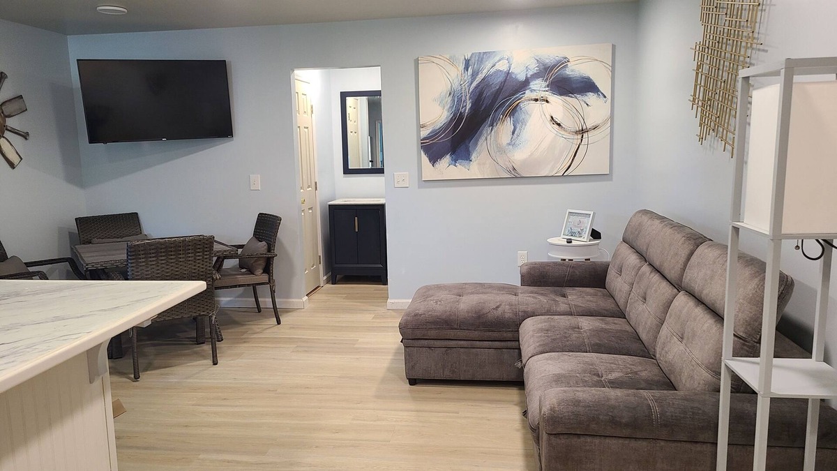 Cross Apartment | The Beehive is 19 miles from I-95, 16 miles from I-26. Fishing, hunting & more.