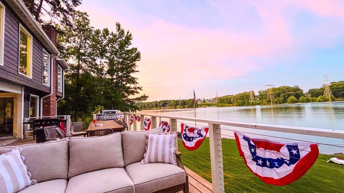 South Belmont House | The Belmont Lake Retreat -Sleeps 14!