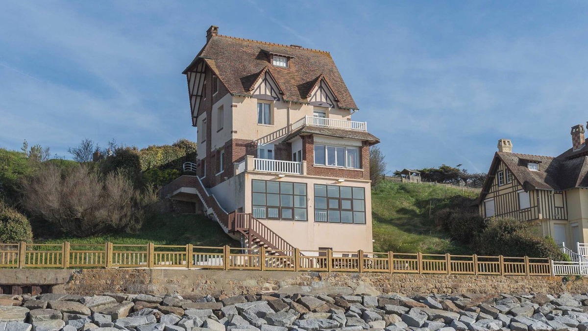 Benerville-sur-Mer Apartment | The Benervilloise villa with its feet in the water