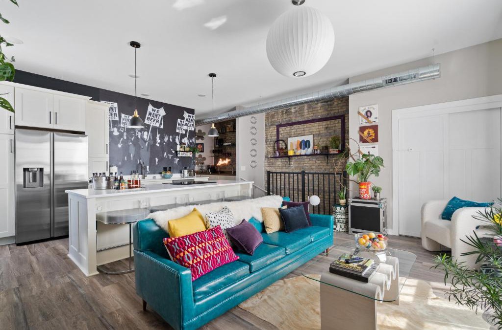 Fifth Ward Apartment | The Bentley Condotel, Heart of Walkers Point with Garage, Yard