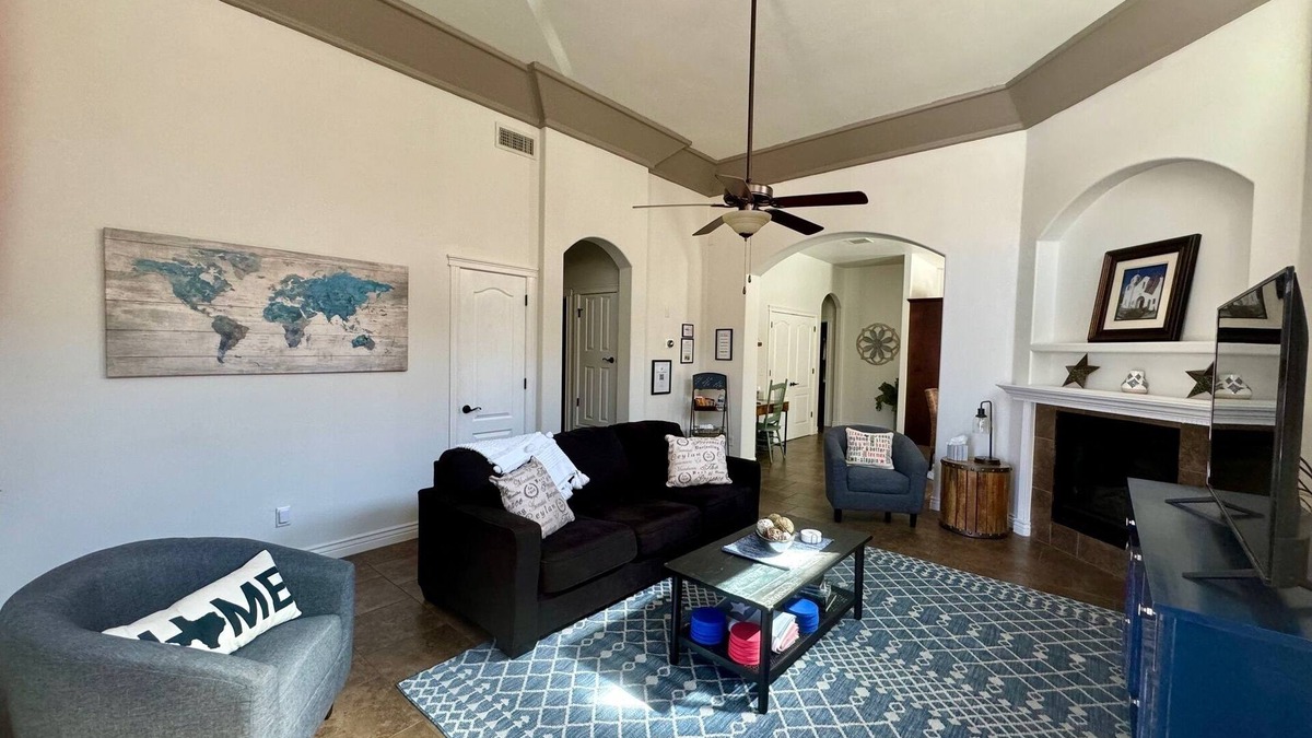 Biggs Field House | The Best Home for Families-Dogs/Gated Community w/Security/Pool & Many Amenities