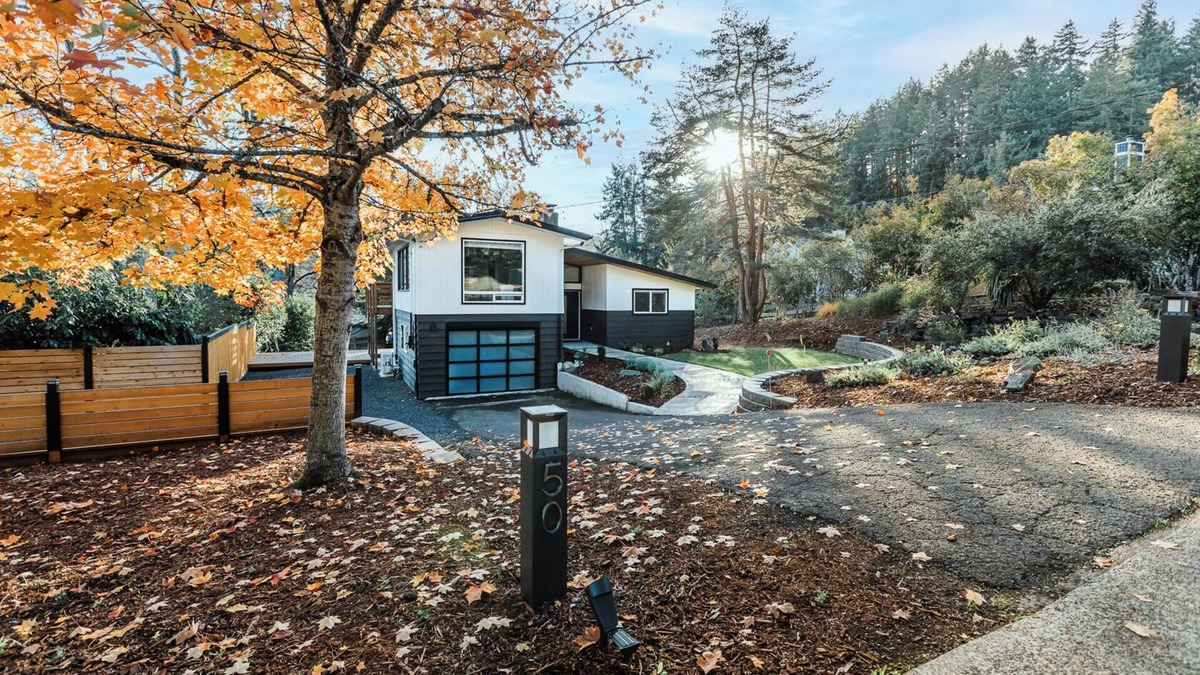 Southeast Eugene House | The Best Of Crest - Mid Century Vibes with Sunrise Views in S. Eugene
