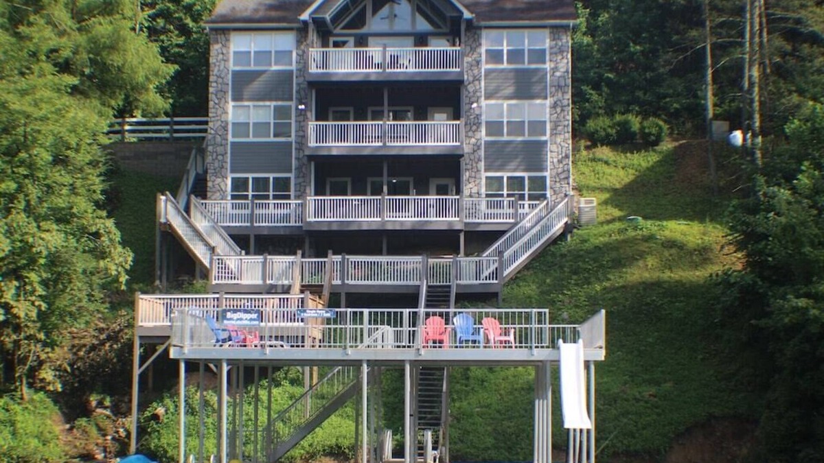 La Follette House | The Big Dipper' Dining for 30, Wet Bar, Billiards, 7 TVs, 4 master suites