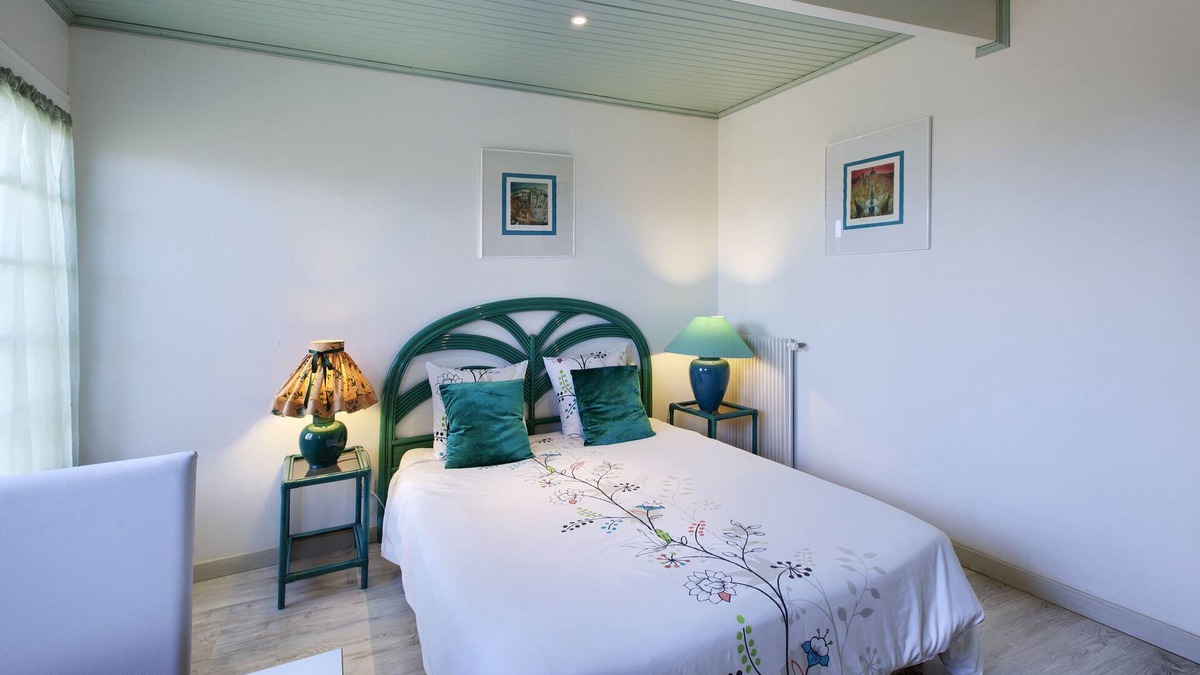 Saint-Sulpice-de-Faleyrens Apartment | The big stone of St Emilion