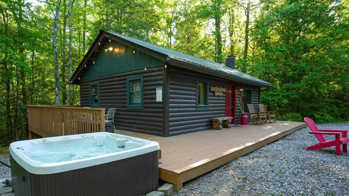 Dahlonega Cabin | The Big Little Cabin-Hot Tub/Playset/7 Acres/Creek/Pet-Friendly!