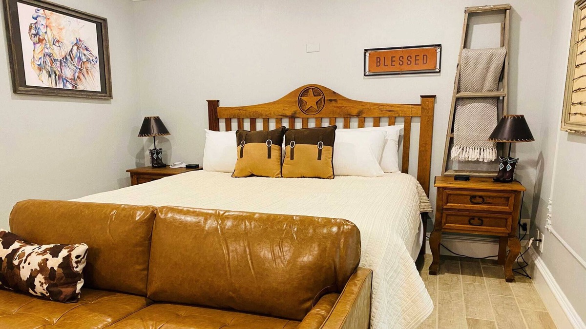 Amarillo Apartment | The Big Texan Master Suite 200