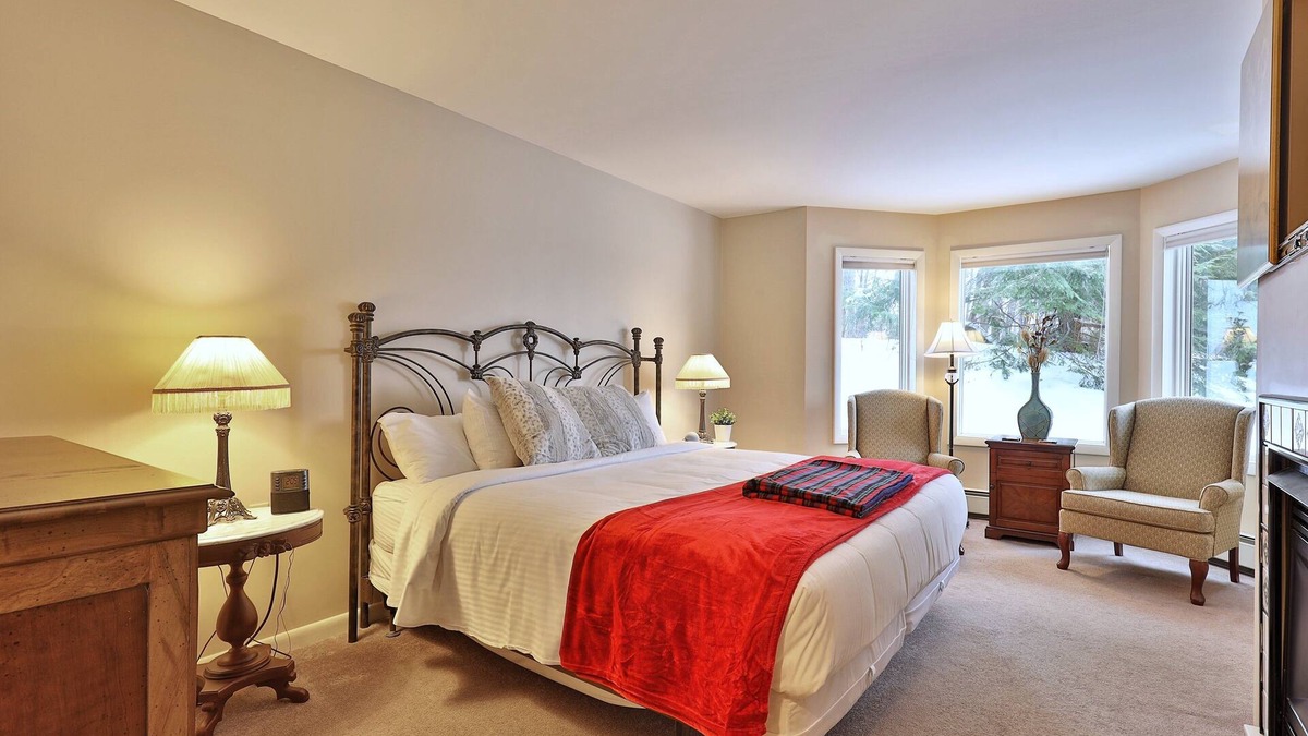 Killington Cabin | The Birch Ridge: American Classic Room #7 - King Suite in Killington. Hot Tub.
