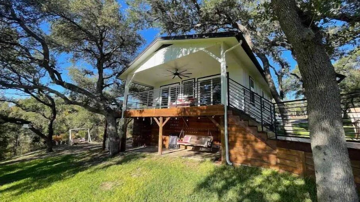 Oatmeal House | The Bird House on Cow Creek Cabin/Lake Travis