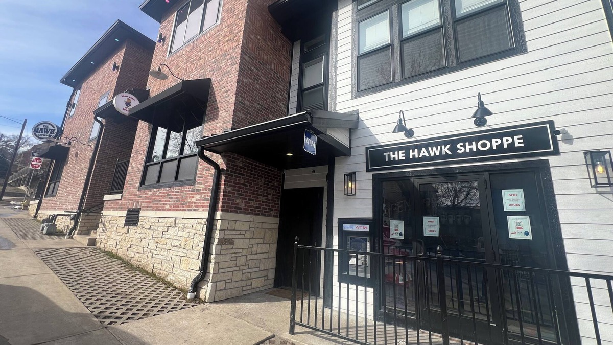 Oread Apartment | The Birdcage at The Hawk sleeps 10 - 2 bedrooms & 2 1/2 bathrooms.