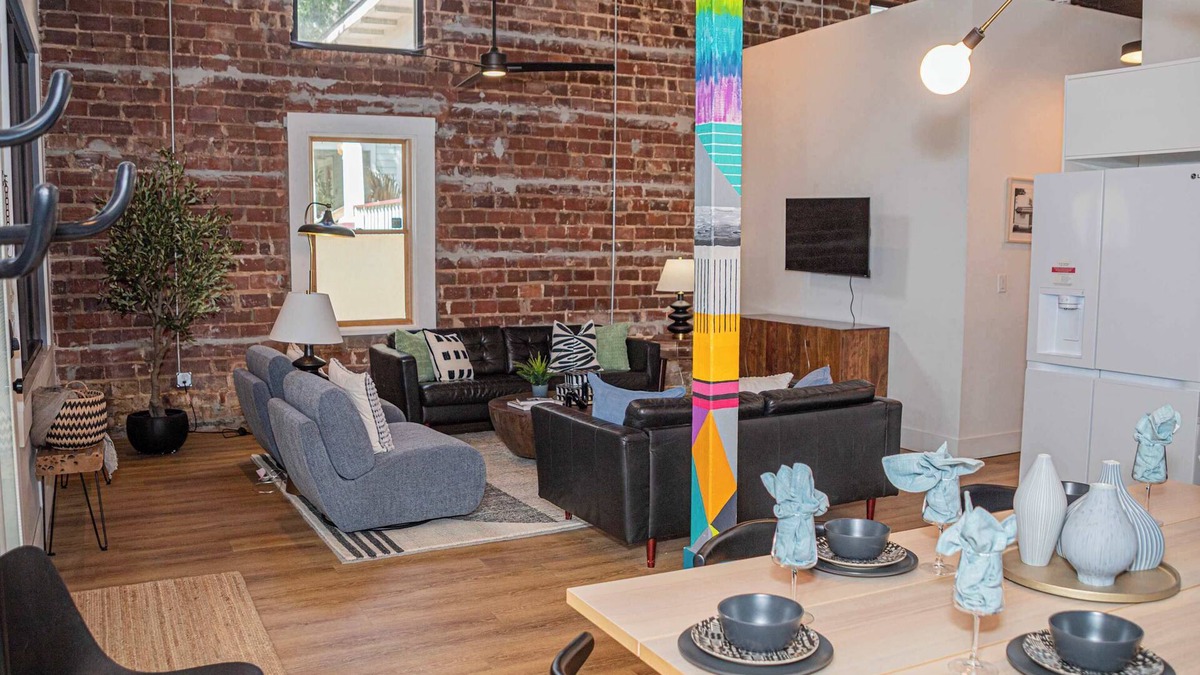 Springfield House | The Black Pearl - A Gorgeous Industrial-Style 4BR Home