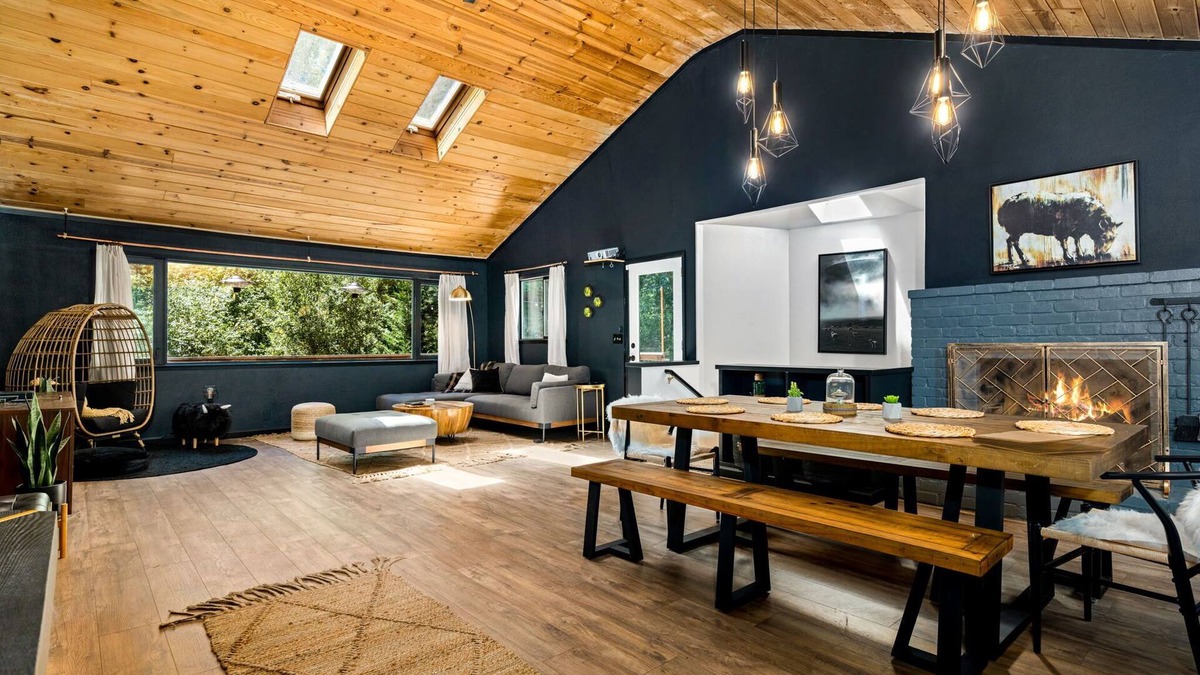 Hacienda Cabin | The Black Sheep: AirCond, 12ft MovieScreen, HotTub