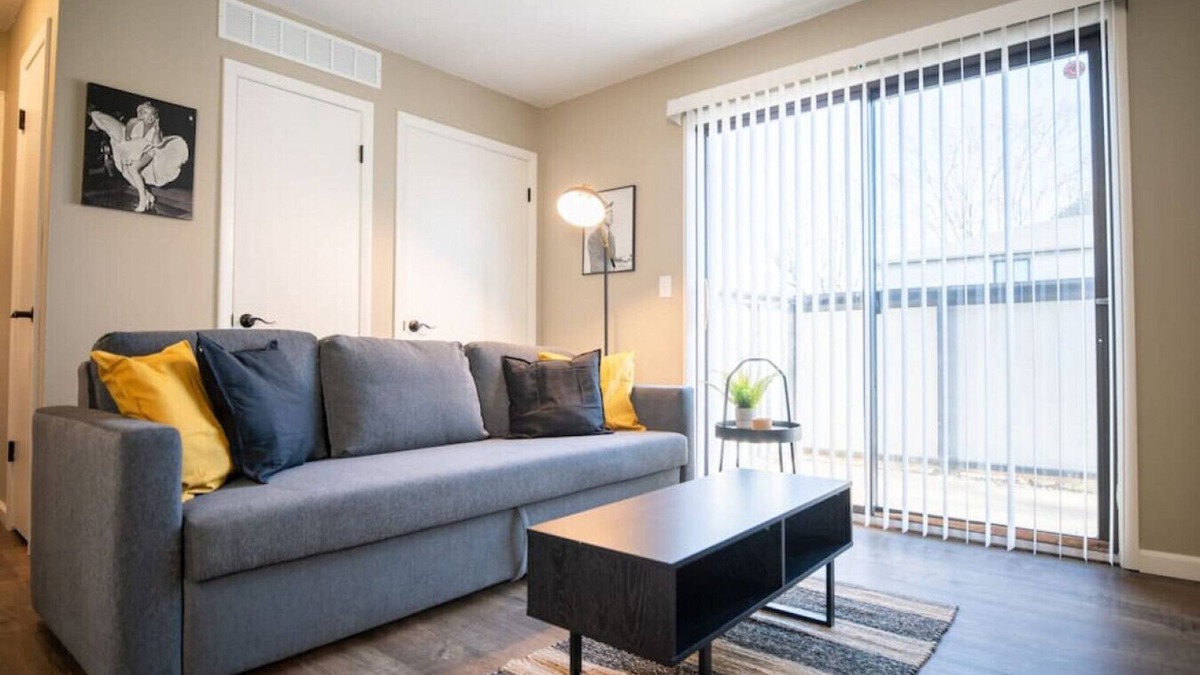 Sunnyland Apartment | THE BLACK STRAT – an iconic, new age apartment