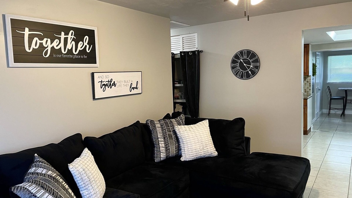 Sunrise House | The Black&White Condo