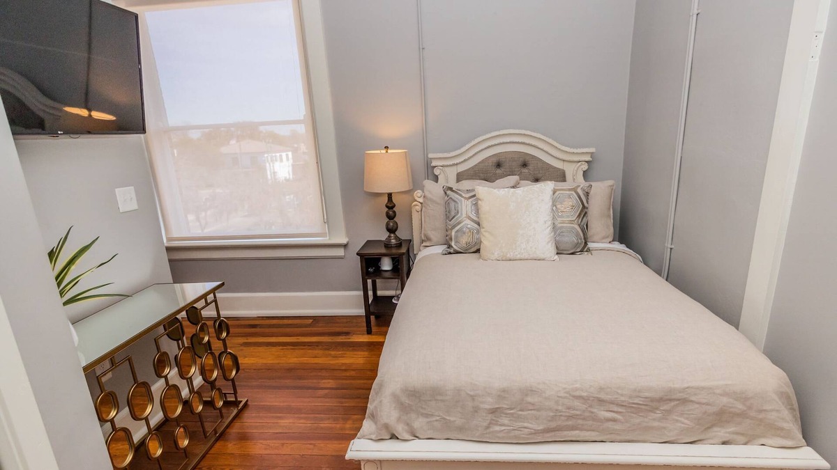 Lake City Apartment | The Blanche - Room 313