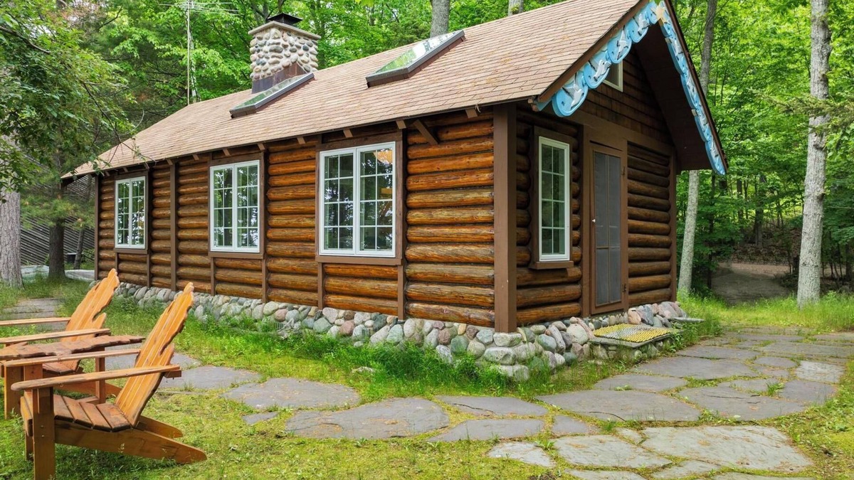 Harbor Springs Cabin | The Blissful Cabin - A cozy one-bedroom cabin with a fireplace.