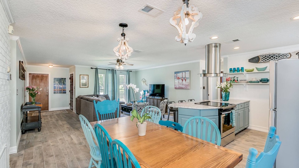 Seacoast Shores House | The Blue Fin Bungalow- Coastal Comfort & Beauty. 1 Block to the Beach -Sleeps 10
