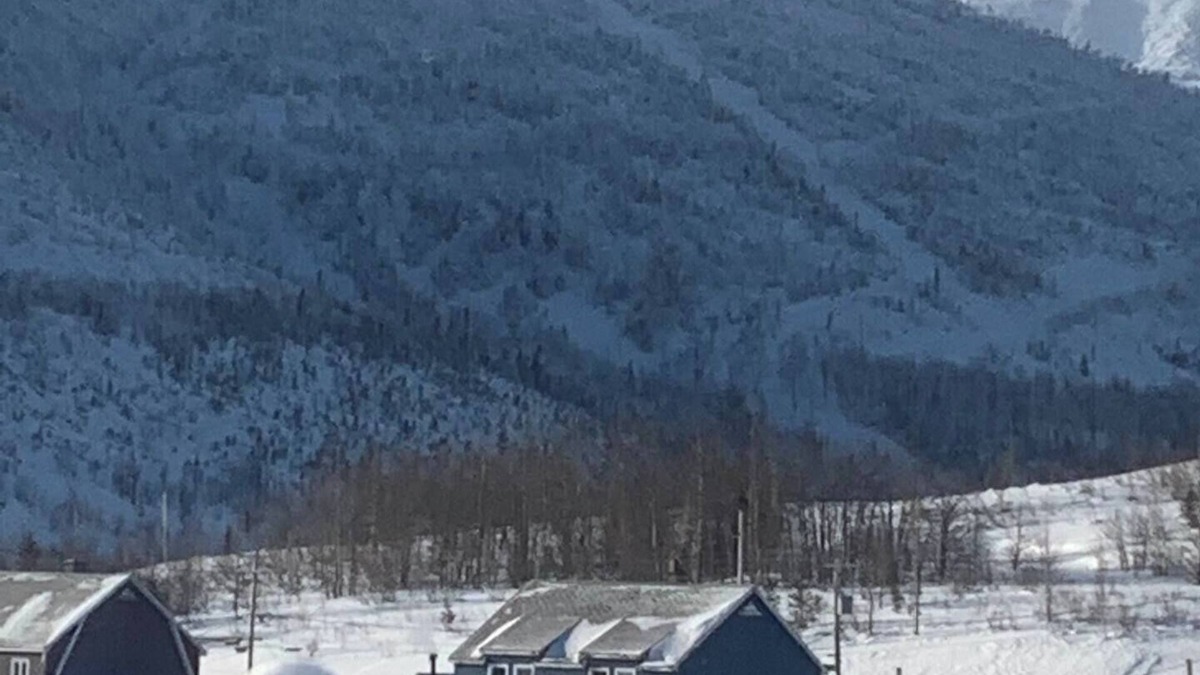 Murdochville House | The blue house at the foot of the mountains