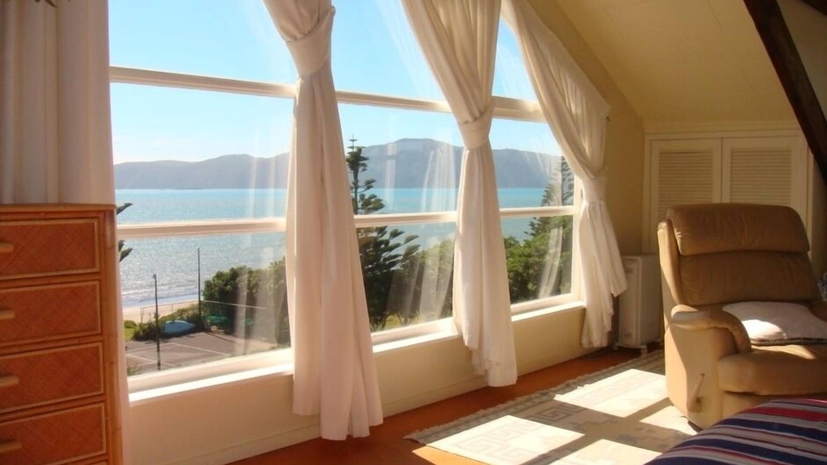 Paraparaumu House | THE BLUE TRIANGLE - two storey sunny bach