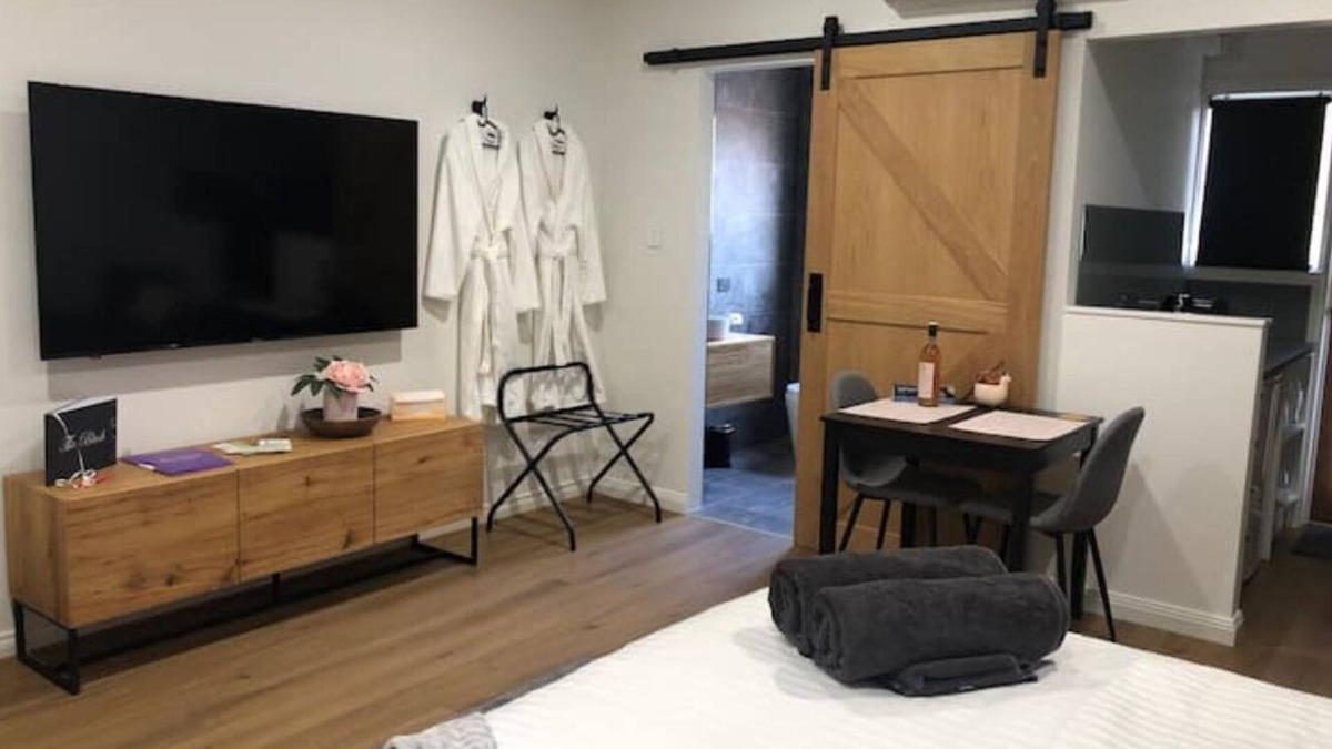 Penwortham Apartment | The Blush 2 - Style in the vines