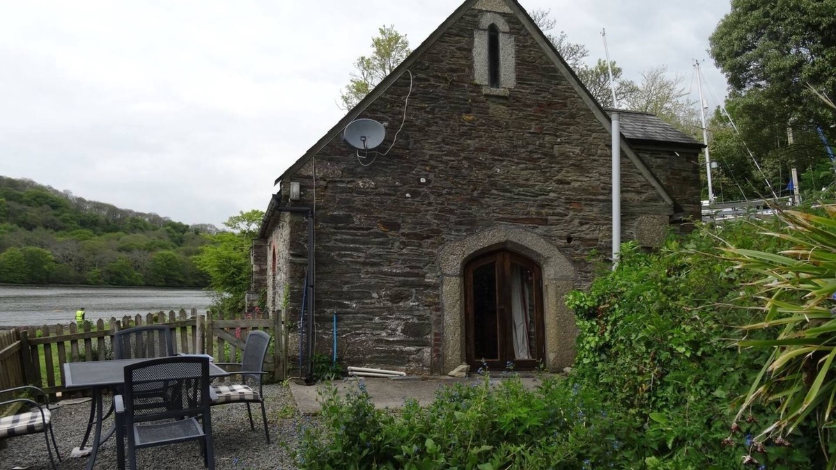Saint Winnow Cottage | THE BOAT HOUSE, pet friendly, with a garden in St Winnow
